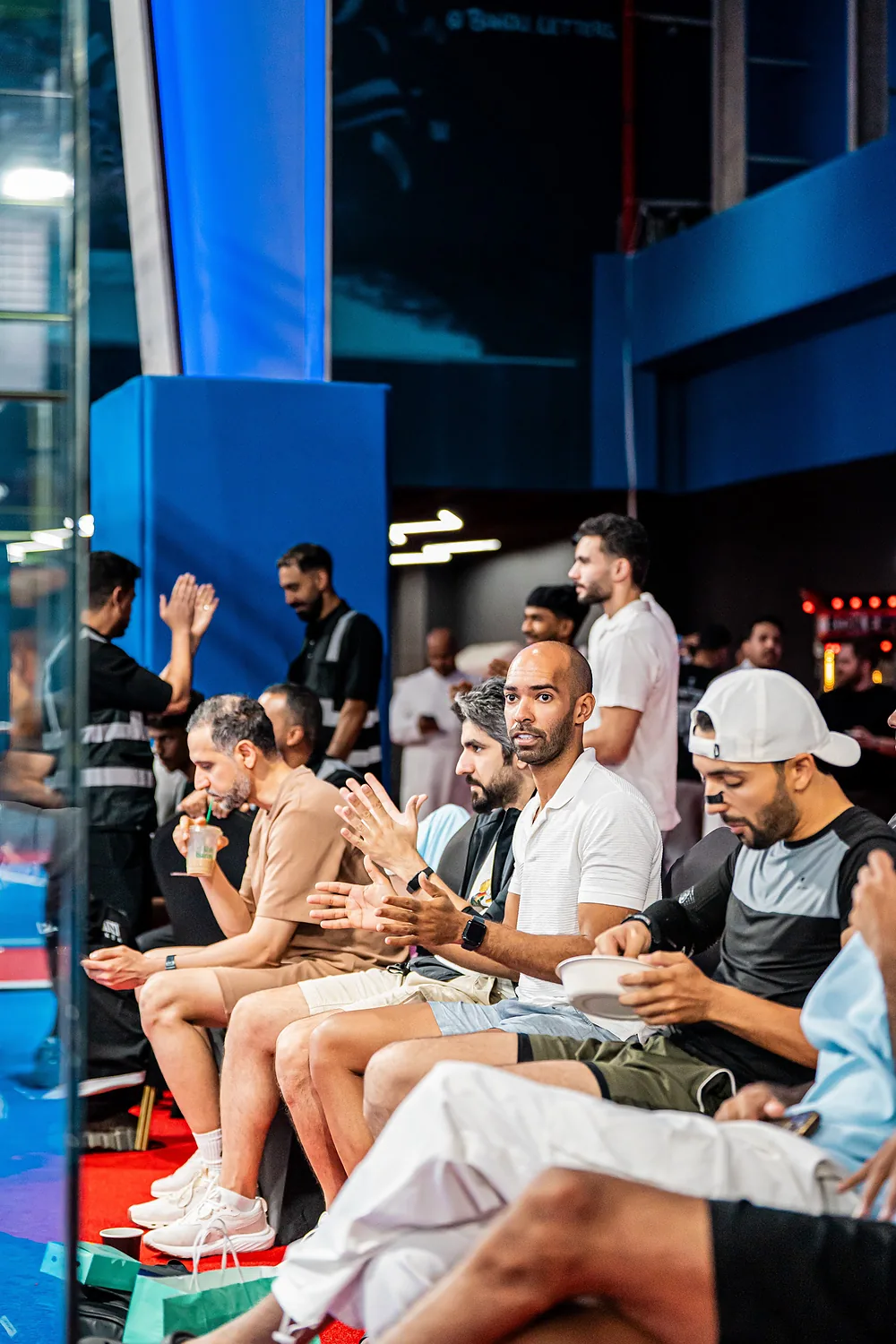 جمهور يتابع مباراة من جانب الملعب