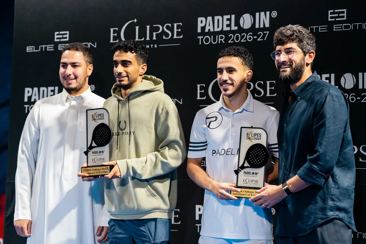 فائزان يحملان كأسيهما على منصة التتويج