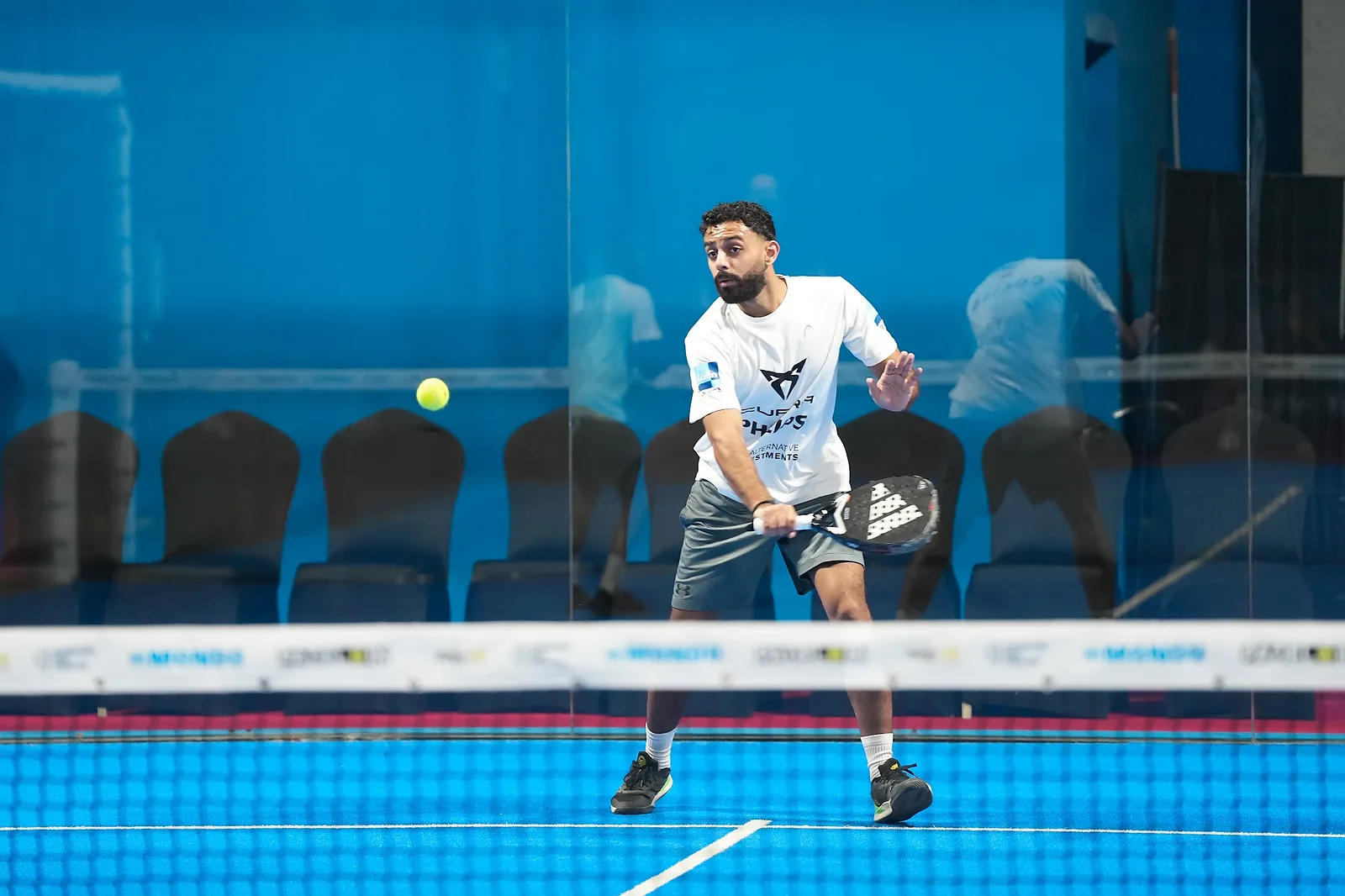 لاعب يستعد لضربة ساحقة على الملعب الأزرق